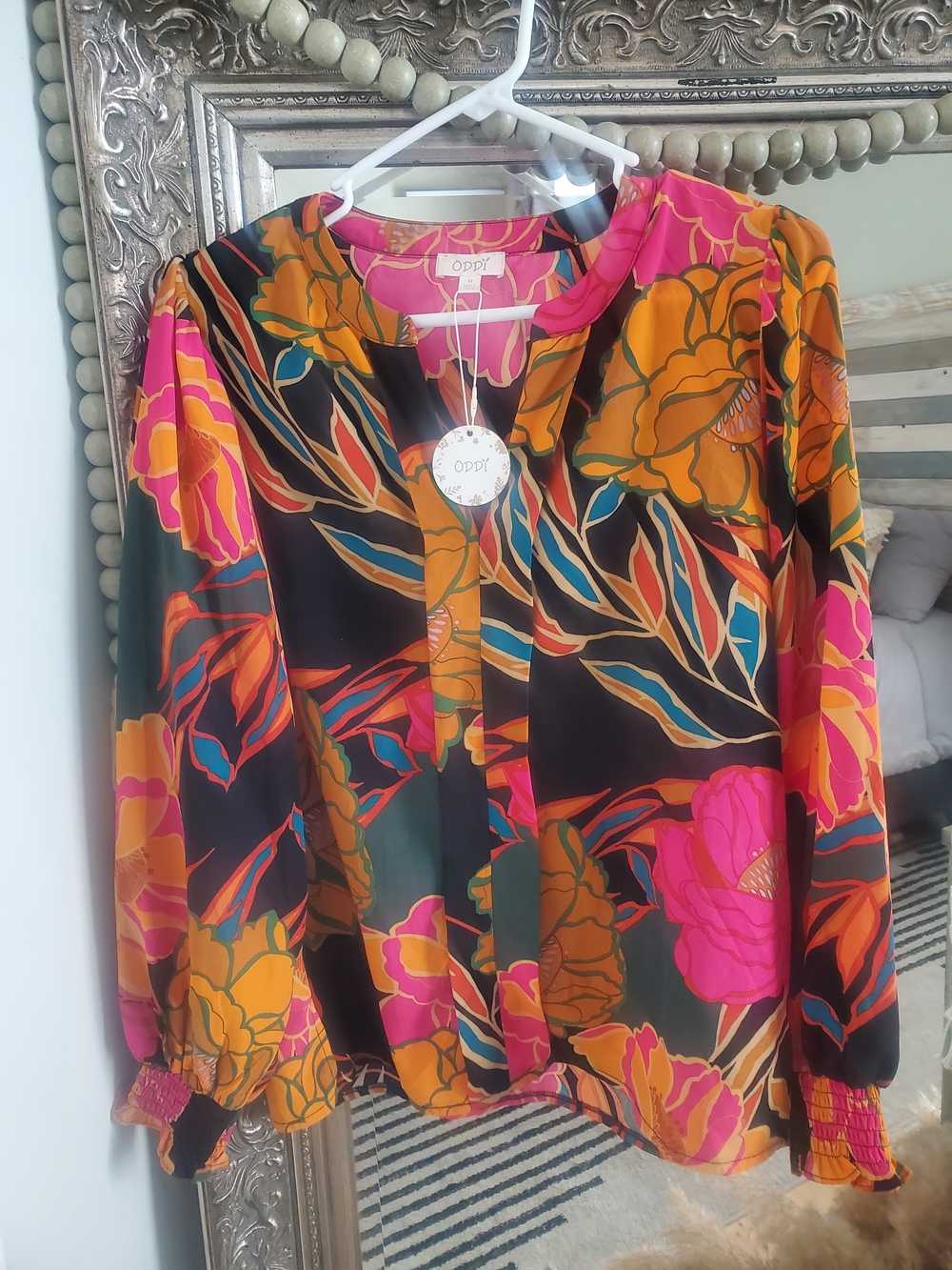 NWT Oddy Brand Women's Floral Blouse w/vibrant colors. Beautiful Sleeves. Size M